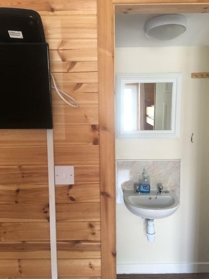 1 Lochness Rooms&Hostel Drumnadrochit Bagian luar foto